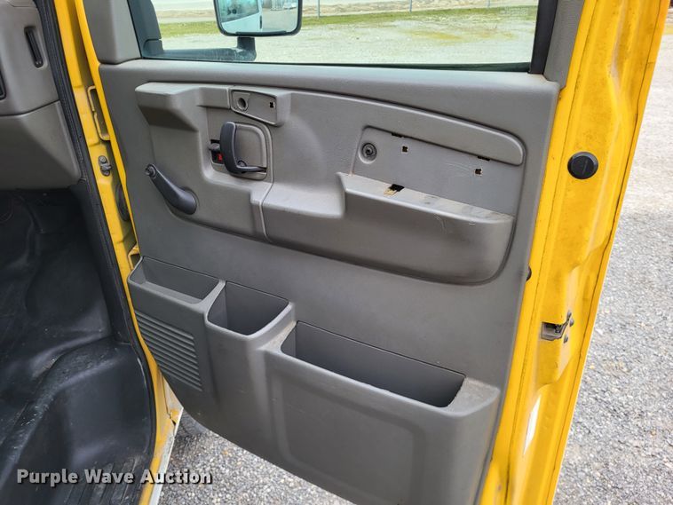 image for item LR9185 2006 GMC Savana G3500  box truck