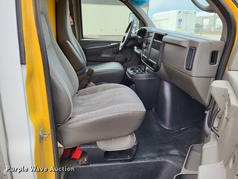 image for item LR9185 2006 GMC Savana G3500  box truck