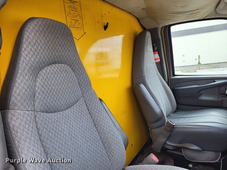 image for item LR9185 2006 GMC Savana G3500  box truck