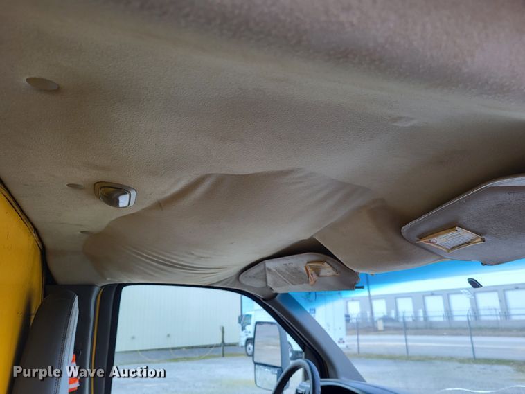 image for item LR9185 2006 GMC Savana G3500  box truck