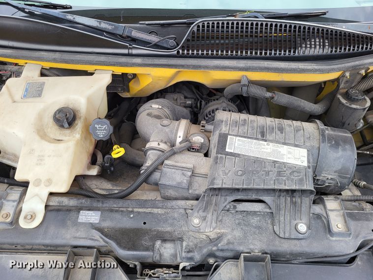 image for item LR9185 2006 GMC Savana G3500  box truck