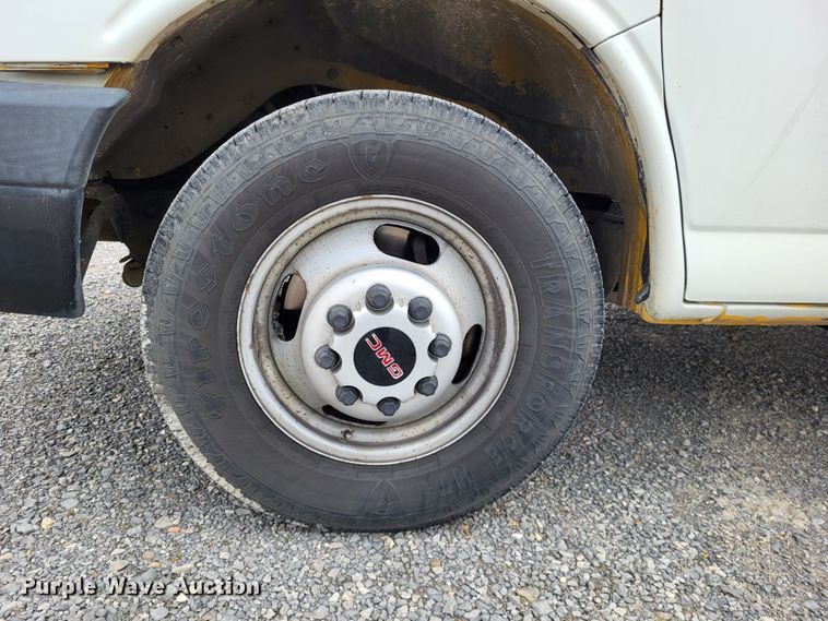 image for item LR9185 2006 GMC Savana G3500  box truck