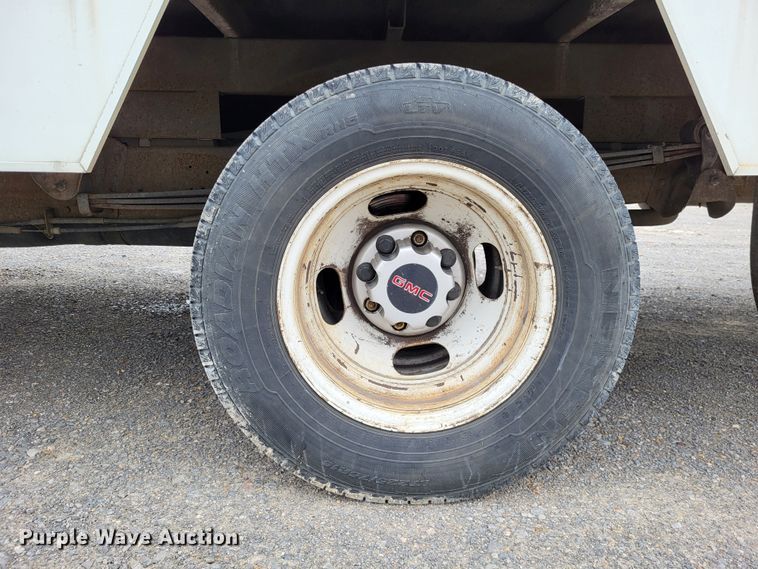 image for item LR9185 2006 GMC Savana G3500  box truck