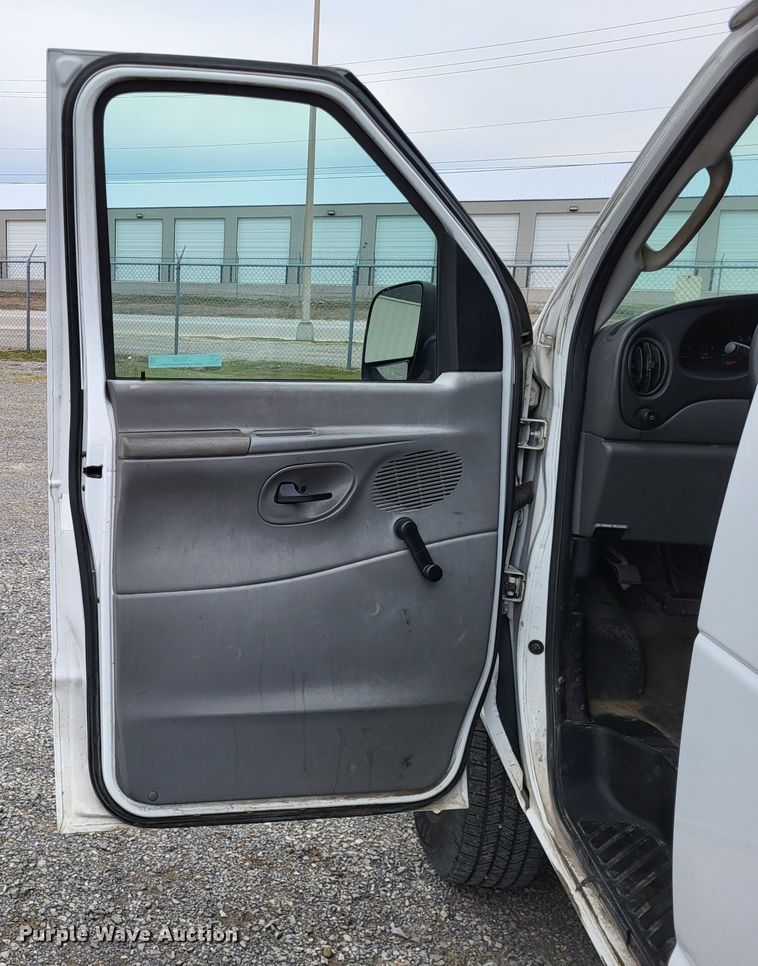 image for item LR9186 2005 Ford E250  van