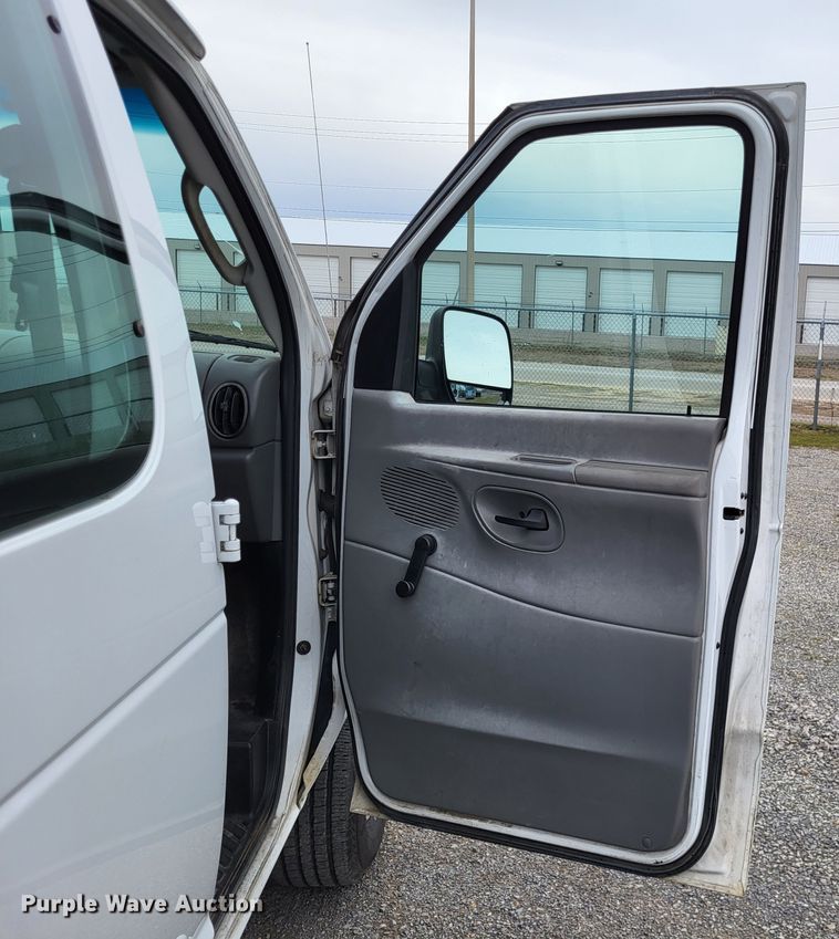 image for item LR9186 2005 Ford E250  van