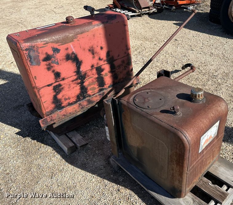 image for item LT9453 (2) hydraulic reservoirs