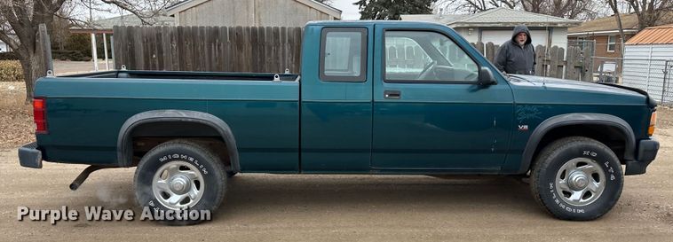image for item LT9463 1994 Dodge Dakota  Club Cab pickup truck