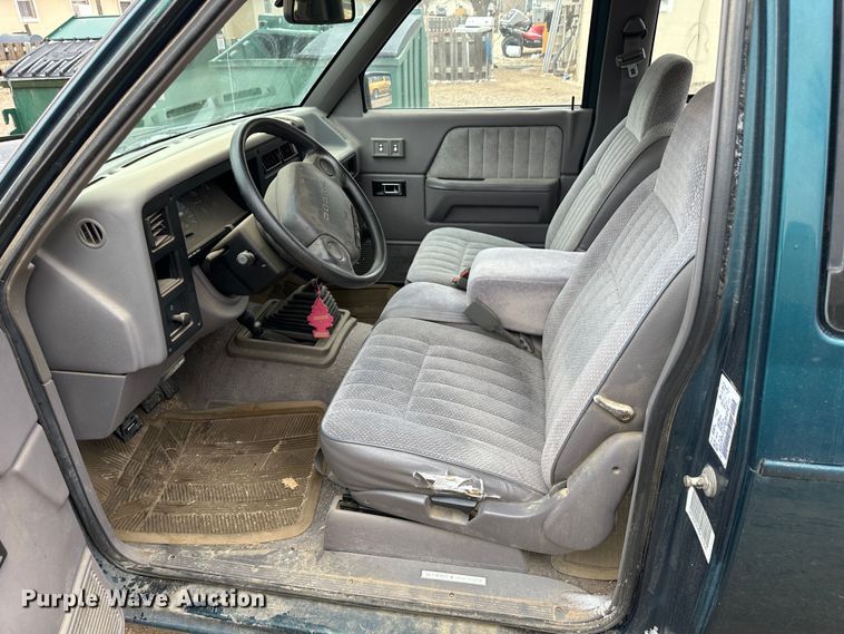 image for item LT9463 1994 Dodge Dakota  Club Cab pickup truck
