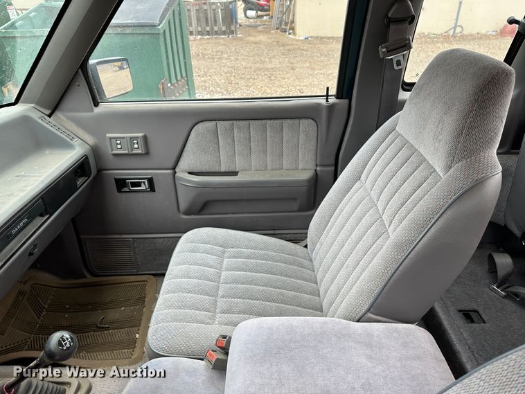 image for item LT9463 1994 Dodge Dakota  Club Cab pickup truck