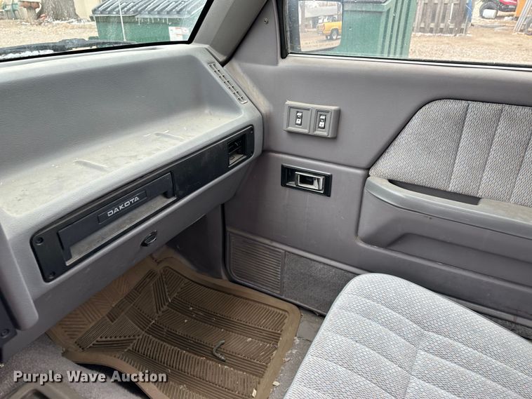 image for item LT9463 1994 Dodge Dakota  Club Cab pickup truck