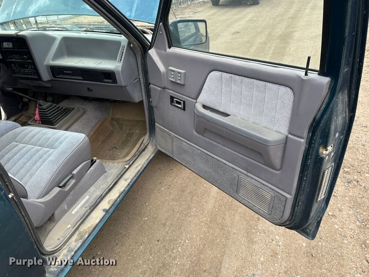 image for item LT9463 1994 Dodge Dakota  Club Cab pickup truck