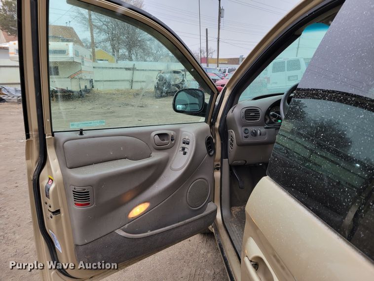 image for item MC9587 2001 Chrysler Town & Country LXi  van