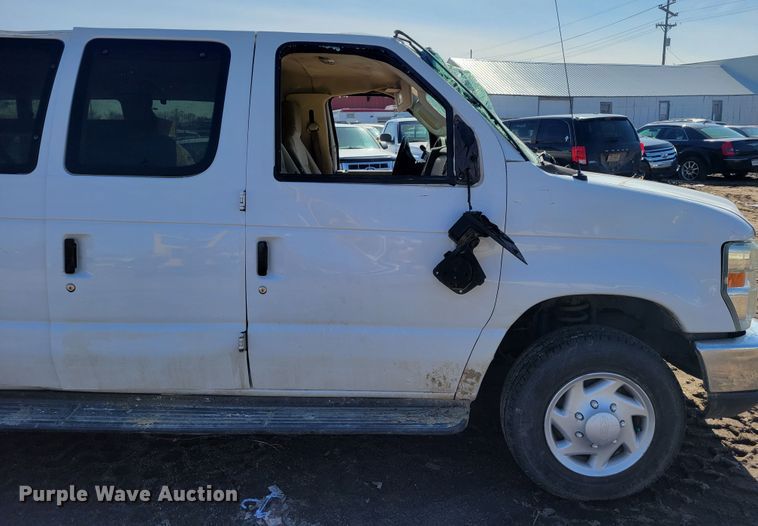 image for item MC9601 2009 Ford E350 Super Duty XLT  van