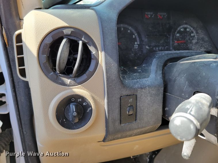 image for item MC9601 2009 Ford E350 Super Duty XLT  van