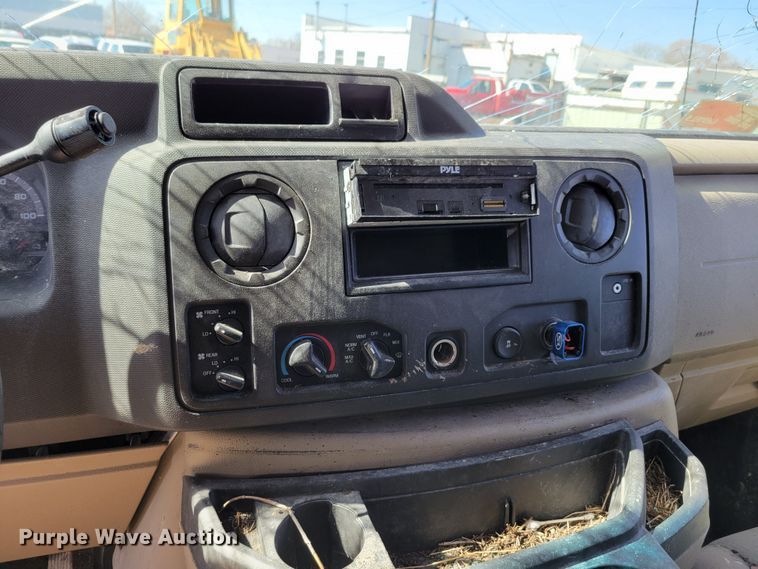 image for item MC9601 2009 Ford E350 Super Duty XLT  van