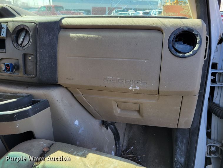 image for item MC9601 2009 Ford E350 Super Duty XLT  van