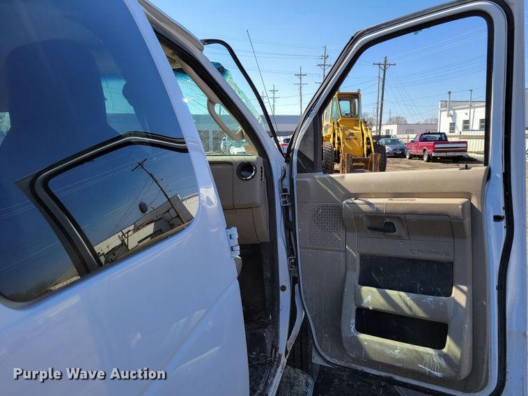 image for item MC9601 2009 Ford E350 Super Duty XLT  van