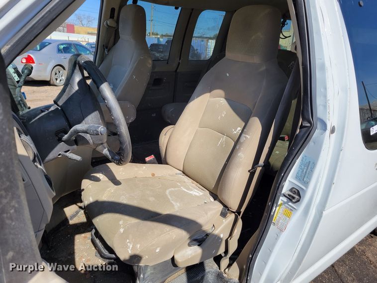 image for item MC9601 2009 Ford E350 Super Duty XLT  van