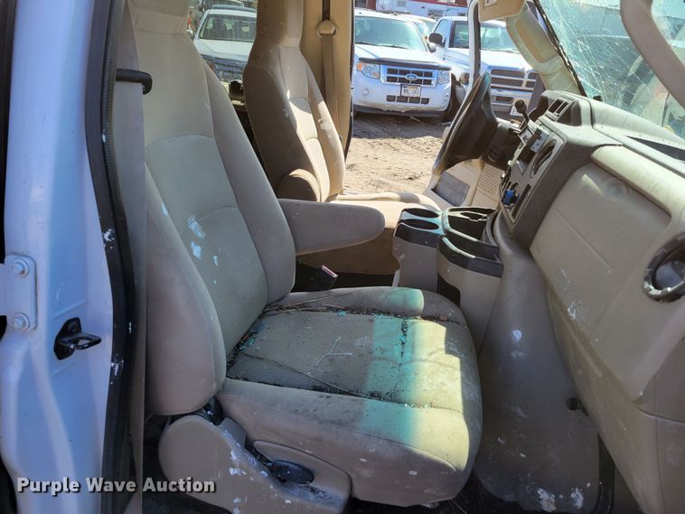 image for item MC9601 2009 Ford E350 Super Duty XLT  van