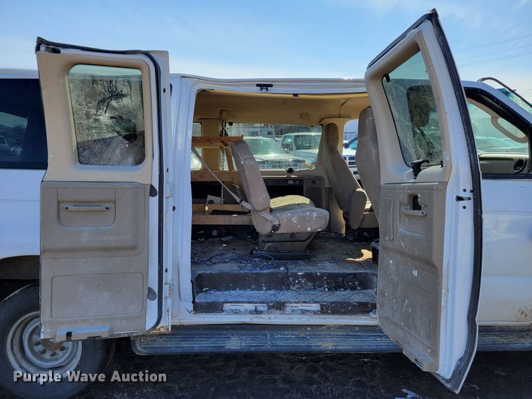 image for item MC9601 2009 Ford E350 Super Duty XLT  van