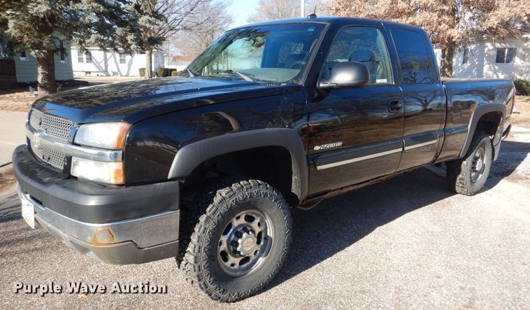 image for item MC9792 2004 Chevrolet Silverado 2500HD  Ext. Cab pickup truck