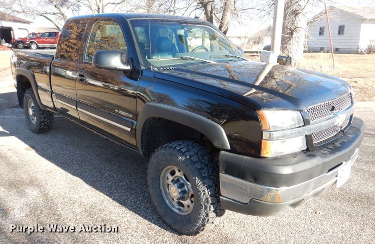 image for item MC9792 2004 Chevrolet Silverado 2500HD  Ext. Cab pickup truck