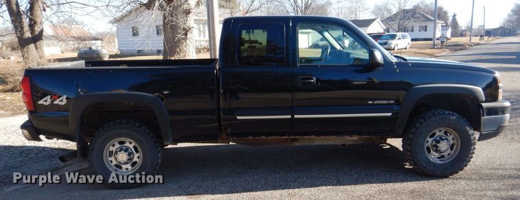 image for item MC9792 2004 Chevrolet Silverado 2500HD  Ext. Cab pickup truck