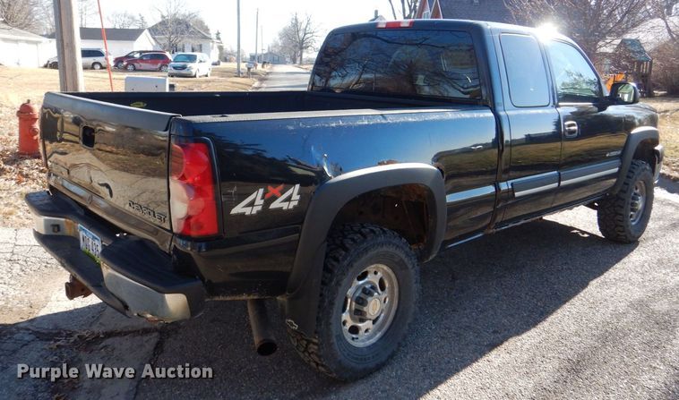 image for item MC9792 2004 Chevrolet Silverado 2500HD  Ext. Cab pickup truck