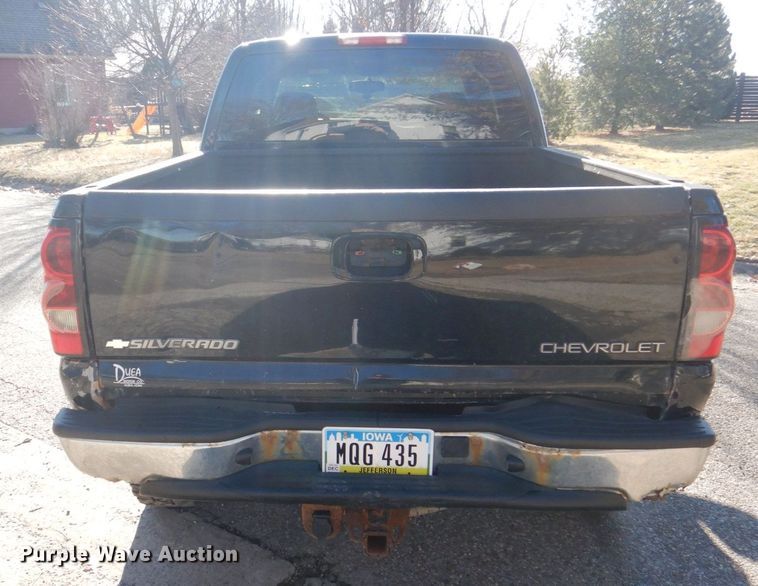 image for item MC9792 2004 Chevrolet Silverado 2500HD  Ext. Cab pickup truck