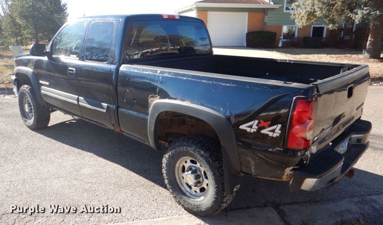 image for item MC9792 2004 Chevrolet Silverado 2500HD  Ext. Cab pickup truck