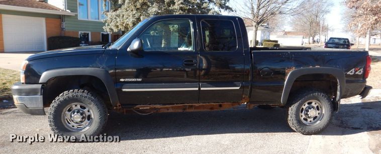 image for item MC9792 2004 Chevrolet Silverado 2500HD  Ext. Cab pickup truck