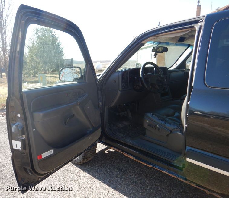 image for item MC9792 2004 Chevrolet Silverado 2500HD  Ext. Cab pickup truck