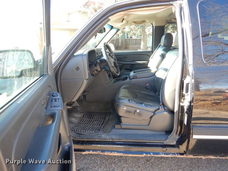 image for item MC9792 2004 Chevrolet Silverado 2500HD  Ext. Cab pickup truck