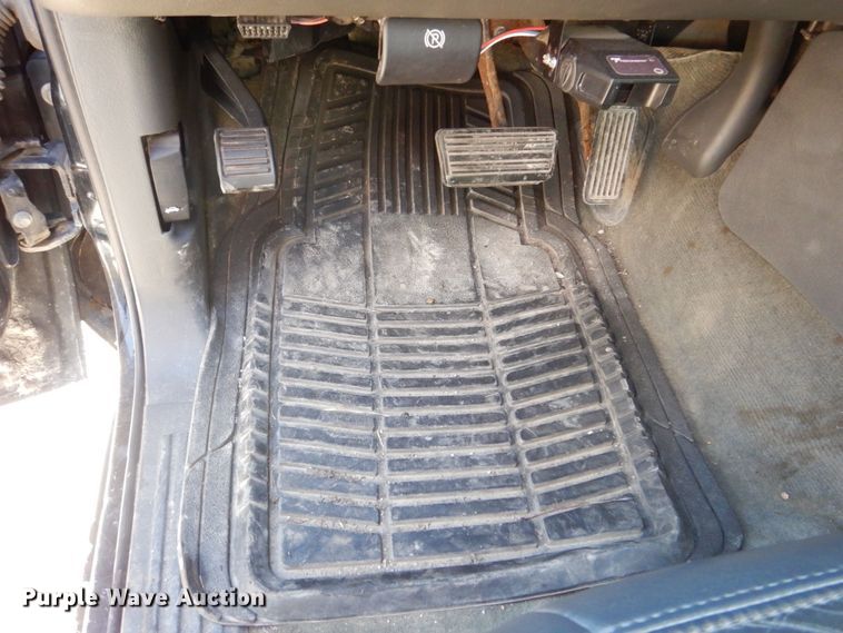 image for item MC9792 2004 Chevrolet Silverado 2500HD  Ext. Cab pickup truck