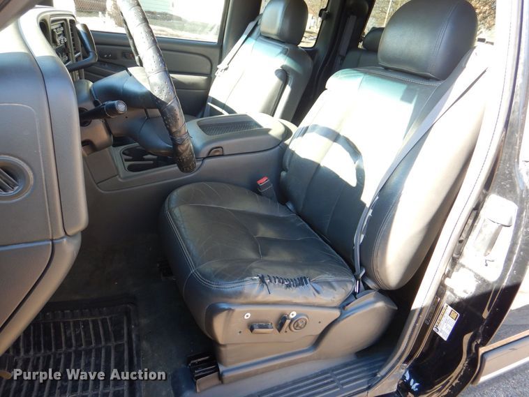 image for item MC9792 2004 Chevrolet Silverado 2500HD  Ext. Cab pickup truck