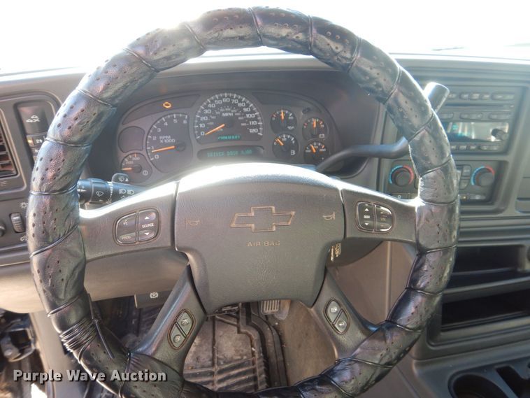 image for item MC9792 2004 Chevrolet Silverado 2500HD  Ext. Cab pickup truck