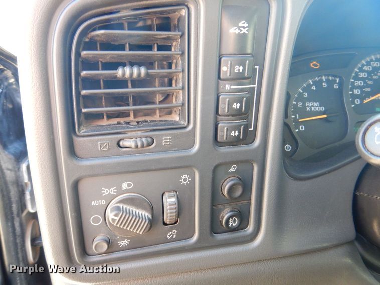 image for item MC9792 2004 Chevrolet Silverado 2500HD  Ext. Cab pickup truck