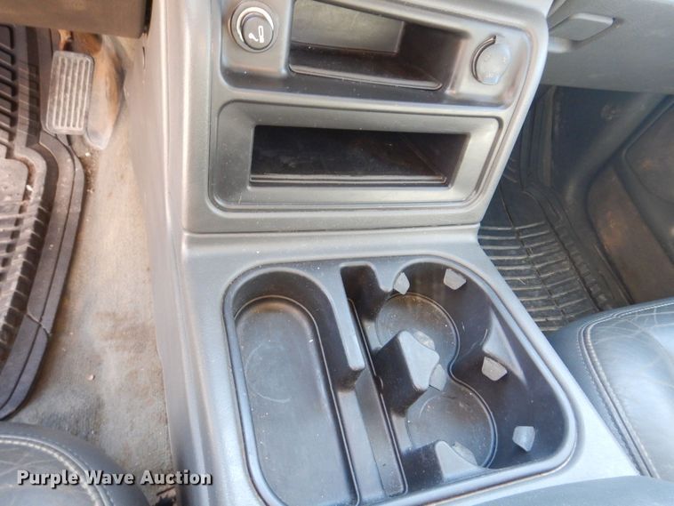 image for item MC9792 2004 Chevrolet Silverado 2500HD  Ext. Cab pickup truck