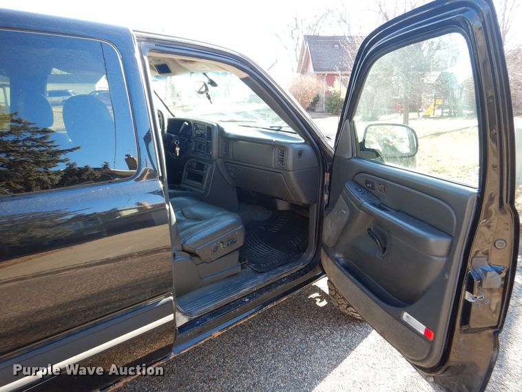 image for item MC9792 2004 Chevrolet Silverado 2500HD  Ext. Cab pickup truck