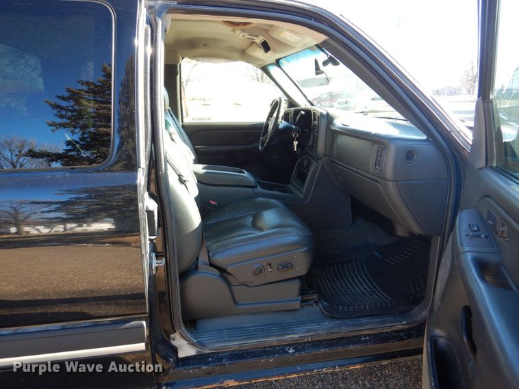 image for item MC9792 2004 Chevrolet Silverado 2500HD  Ext. Cab pickup truck