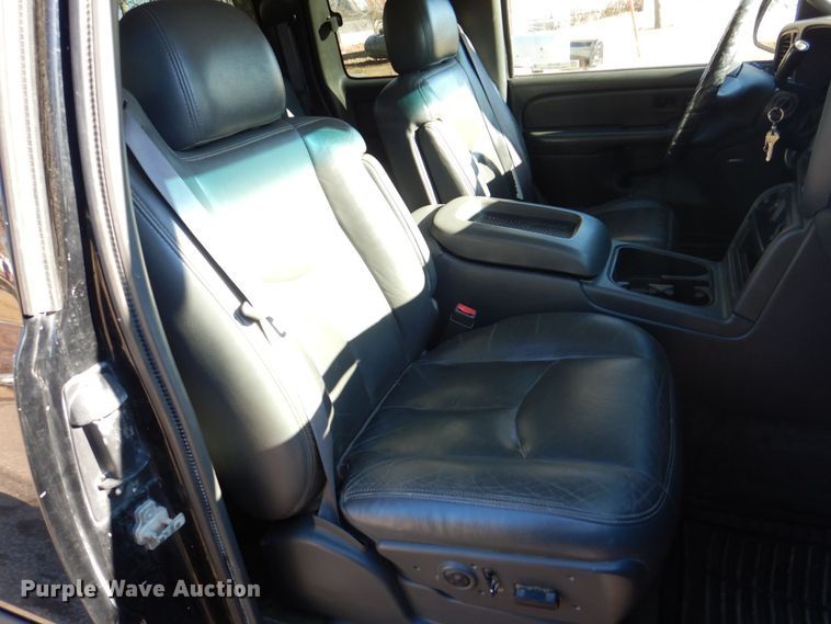 image for item MC9792 2004 Chevrolet Silverado 2500HD  Ext. Cab pickup truck