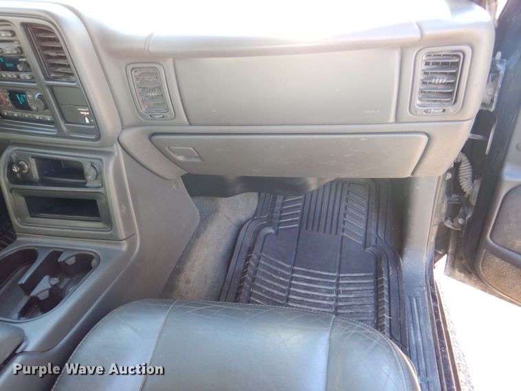 image for item MC9792 2004 Chevrolet Silverado 2500HD  Ext. Cab pickup truck