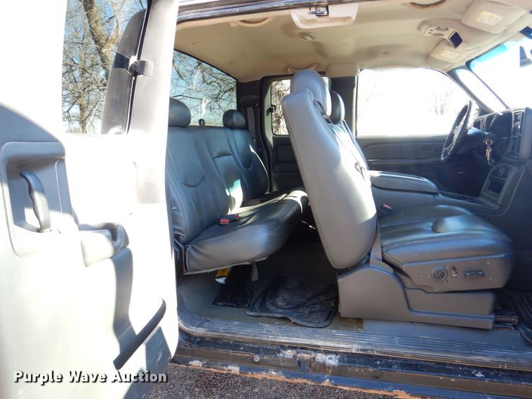 image for item MC9792 2004 Chevrolet Silverado 2500HD  Ext. Cab pickup truck