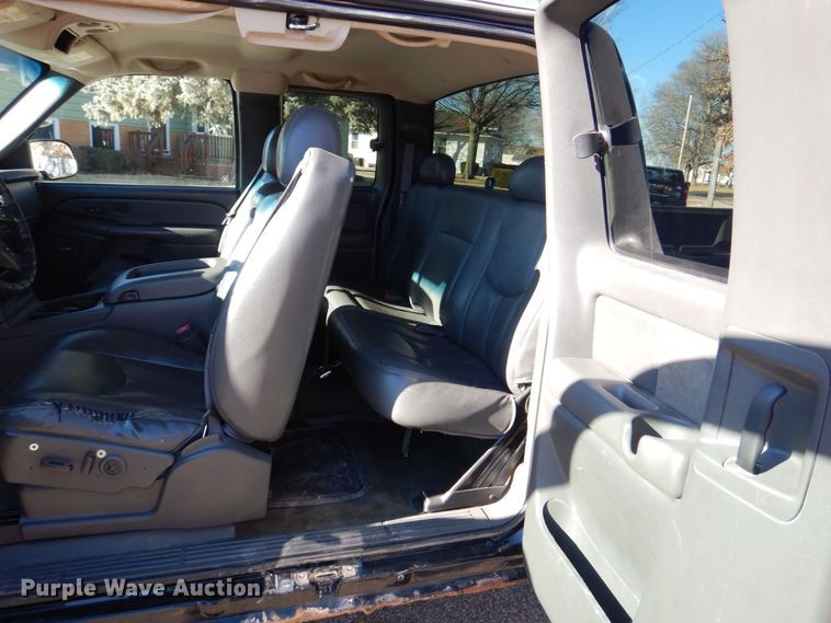 image for item MC9792 2004 Chevrolet Silverado 2500HD  Ext. Cab pickup truck