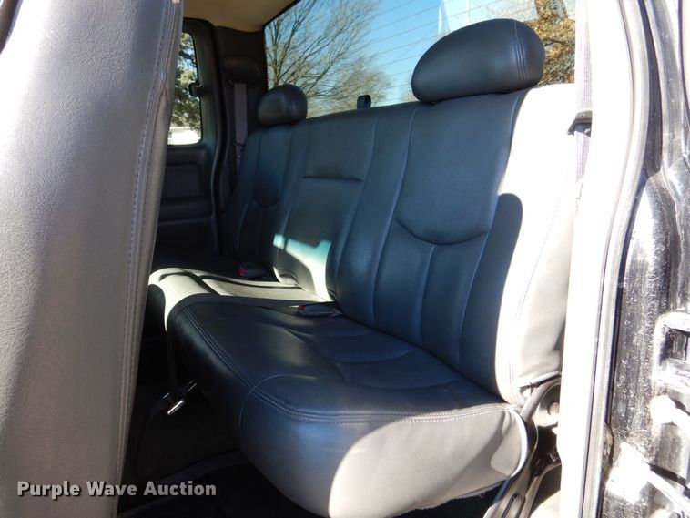 image for item MC9792 2004 Chevrolet Silverado 2500HD  Ext. Cab pickup truck