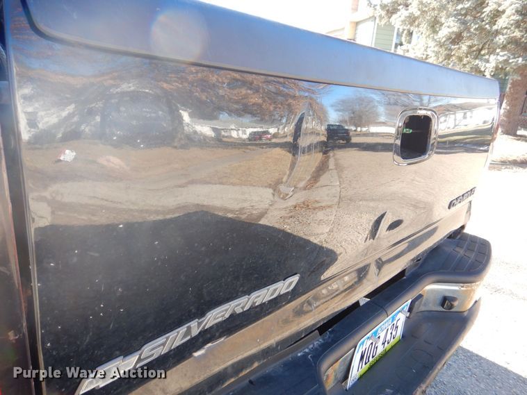 image for item MC9792 2004 Chevrolet Silverado 2500HD  Ext. Cab pickup truck