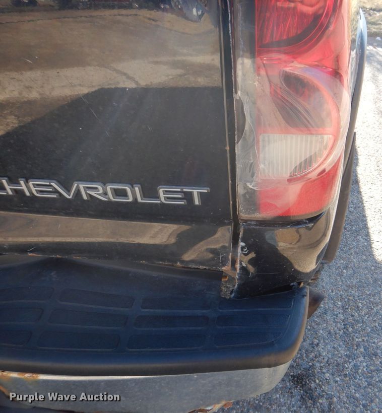 image for item MC9792 2004 Chevrolet Silverado 2500HD  Ext. Cab pickup truck