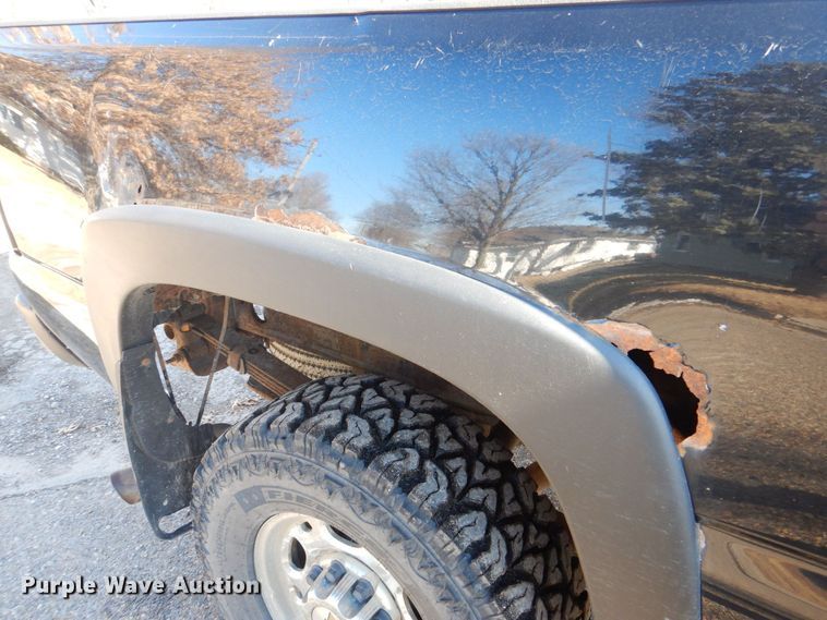 image for item MC9792 2004 Chevrolet Silverado 2500HD  Ext. Cab pickup truck