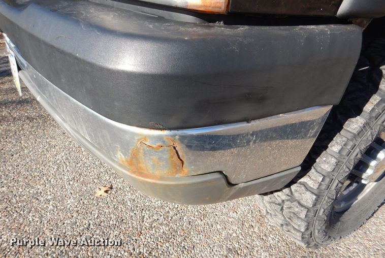 image for item MC9792 2004 Chevrolet Silverado 2500HD  Ext. Cab pickup truck