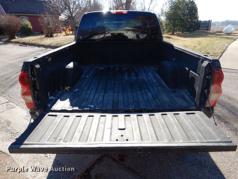 image for item MC9792 2004 Chevrolet Silverado 2500HD  Ext. Cab pickup truck